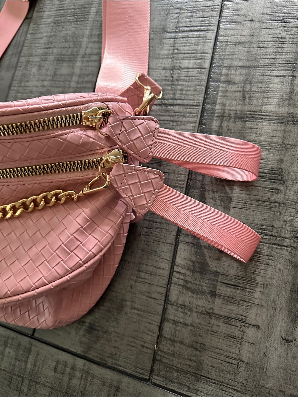 Pink Woven Crossbody Belt Bag with Gold Chain Real EMMAFY Viral Bag - Picture 2 of 4